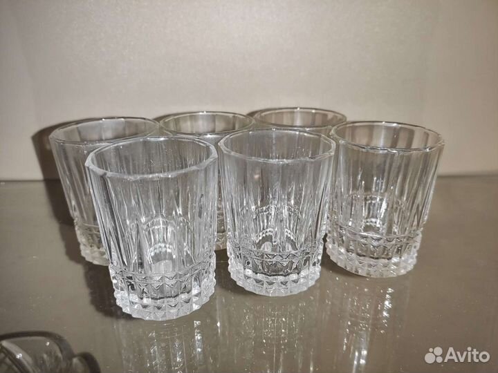 Хрустальные вазы, стопки, штоф на подносе