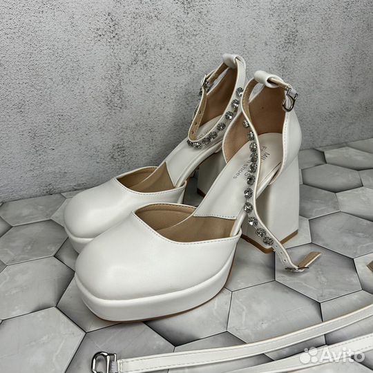 Туфли женские на высоком каблуке белые