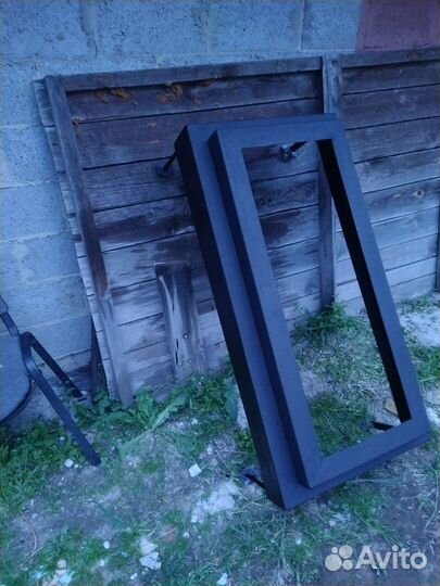 Цветочница на кладбище. Бу