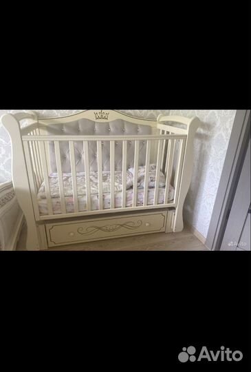 Детская кроватка с маятником и ящиком