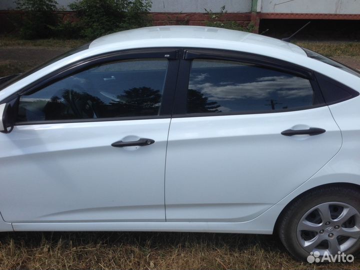 Дефлектор двери на Hyundai Solaris седан с 2010