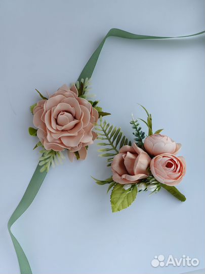 Бутоньерки для жениха и подружки