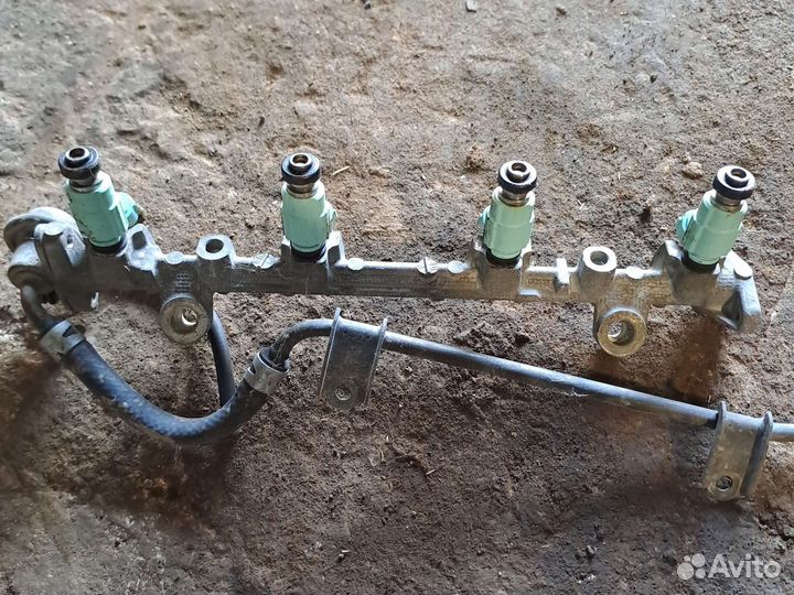 Рейка топливная с форсунками Mitsubishi Carisma