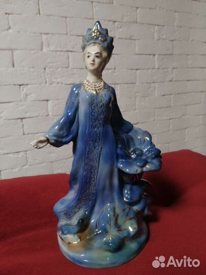 Фарфоровая статуэтка 