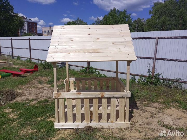 Деревянный домик для детской площадки