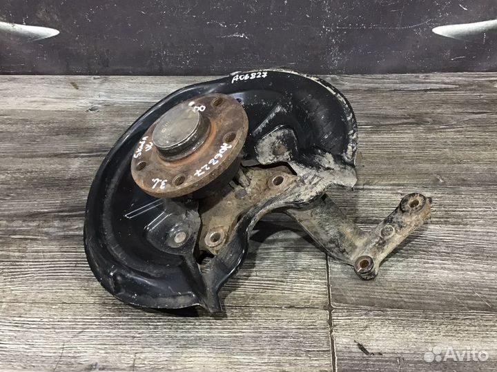 Кулак поворотный задний левый Volkswagen Jetta 5