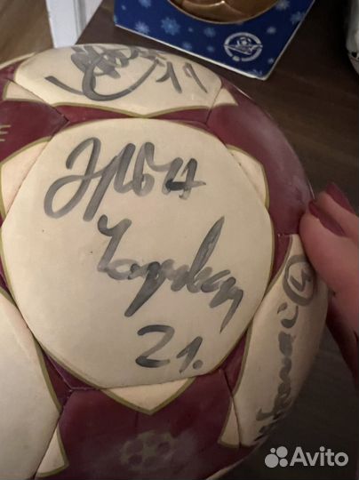 Футбольный мяч с автографами игроков Зенита