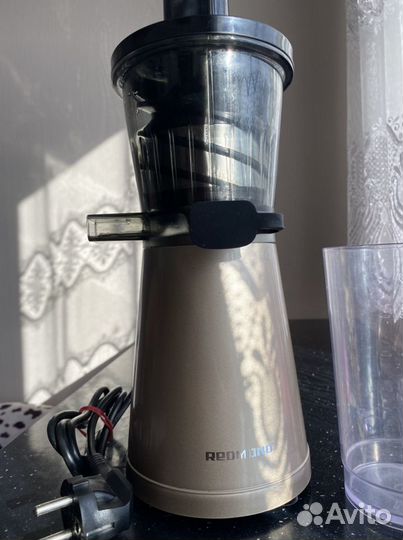 Соковыжималка шнековая Redmond RJ-930S