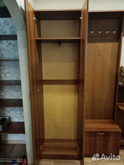 Прихожая со шкафом и зеркалом бу