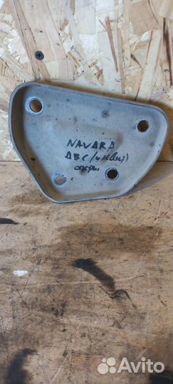 Кронштейн глушителя Navara D40