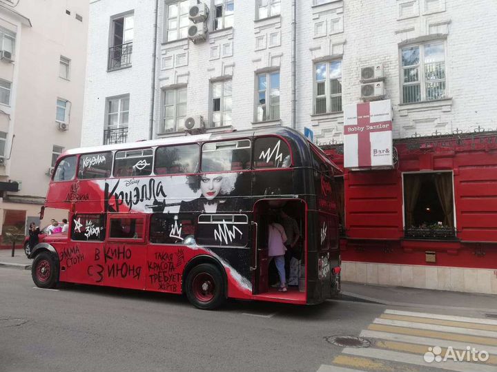 Раннер помощник официанта