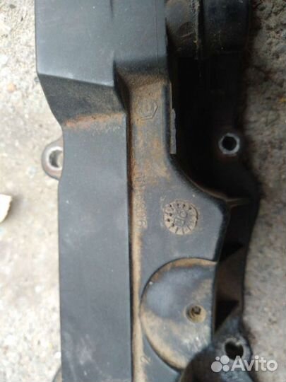 Клапанная крышка Citroen C4 1.6л Peugeot 307