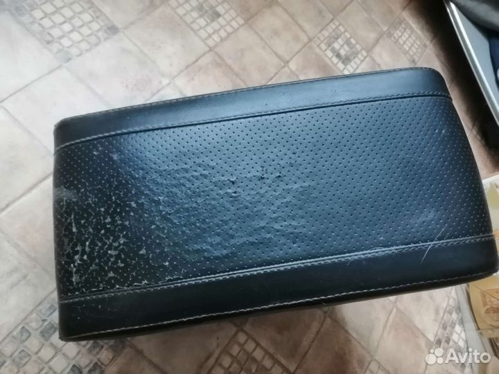 Подлокотник в автомобиль