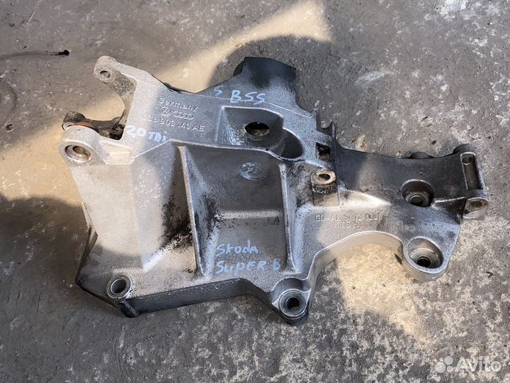 Кранштейн генератора 038903143AE