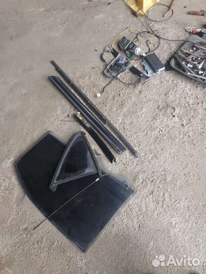 Заднее левое стекло на мерседес 220