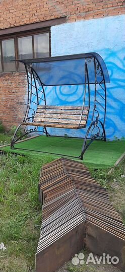 Качели с элементами ковки