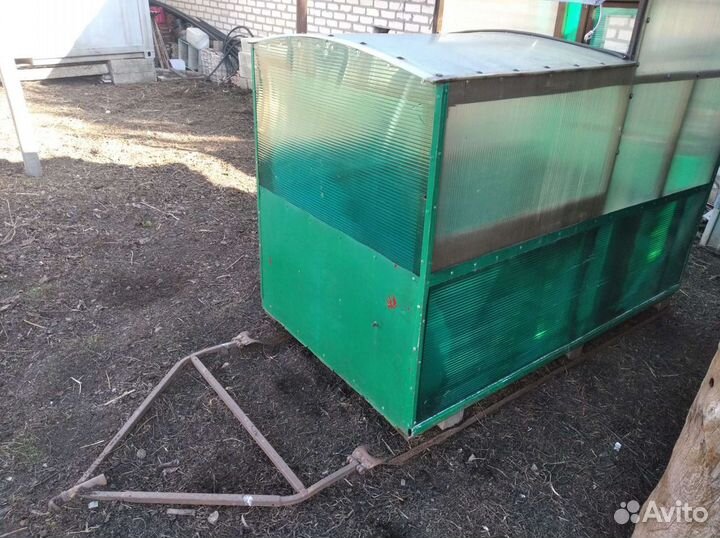 Домик для зимней рыбалки цепляется за снегоход