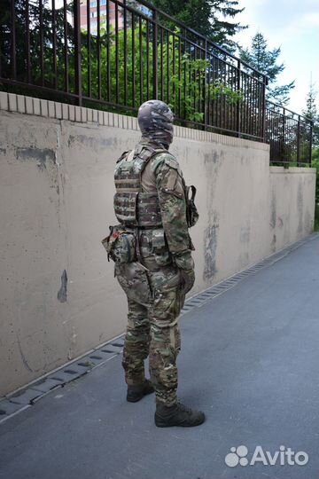 Военное снаряжение(бронежилеты, подсумки, защита)