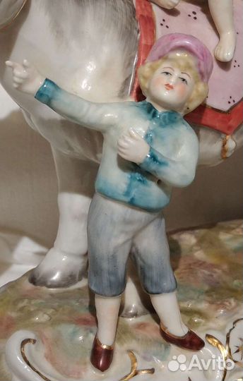 Фарфоровая статуэтка Дети на лошадке