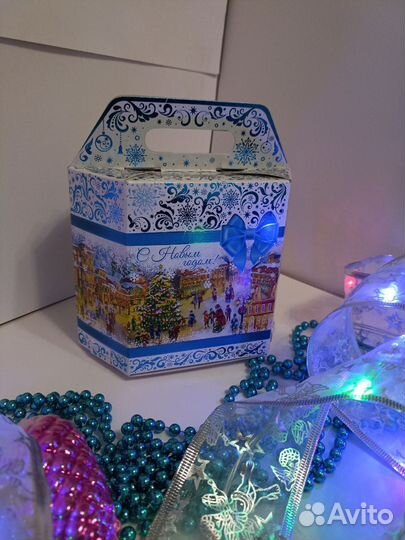 Подарочная коробка новогодняя