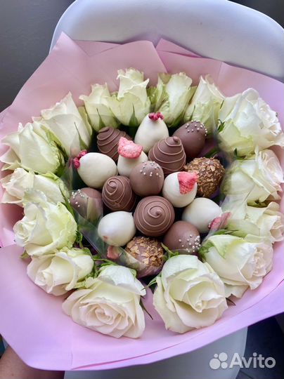 Букеты из клубники и цветов