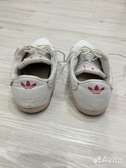 Кроссовки женскте adidas р.39