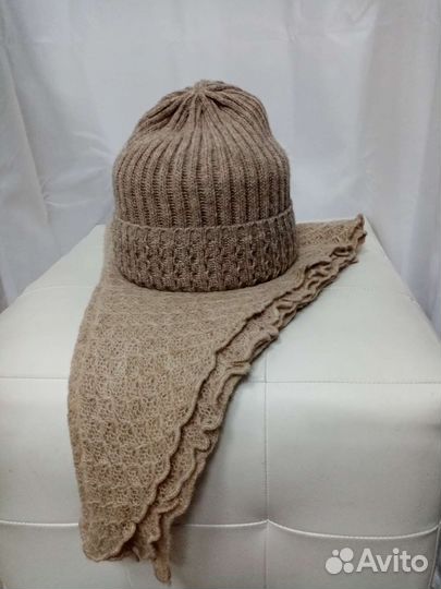 Шапка и шаль из овечьей шерсти