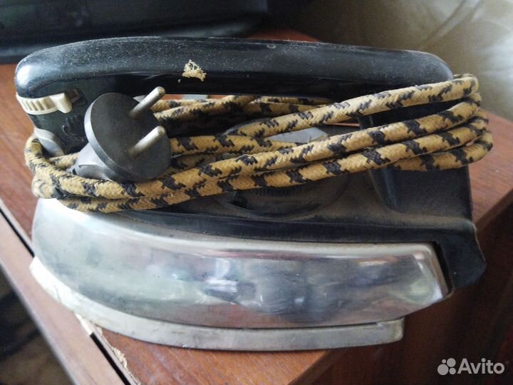 Старинный угольный утюг