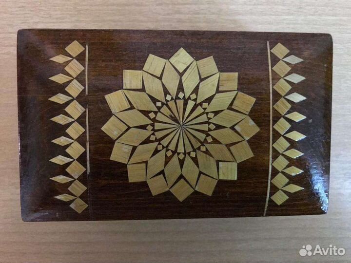 Деревянная инкрустированная шкатулка