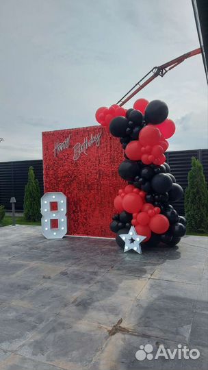 Красная фотозона из паеток красных