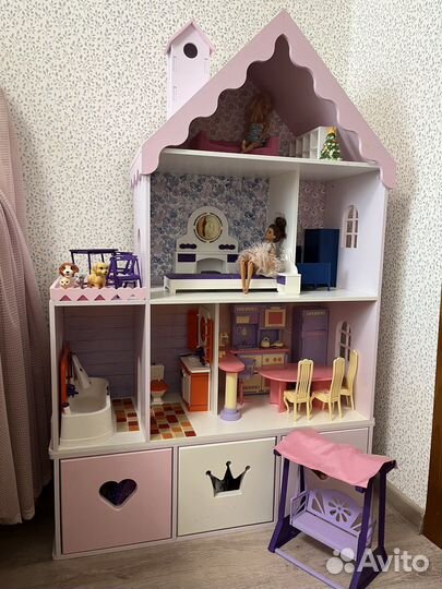 Большой кукольный домик с мебелью