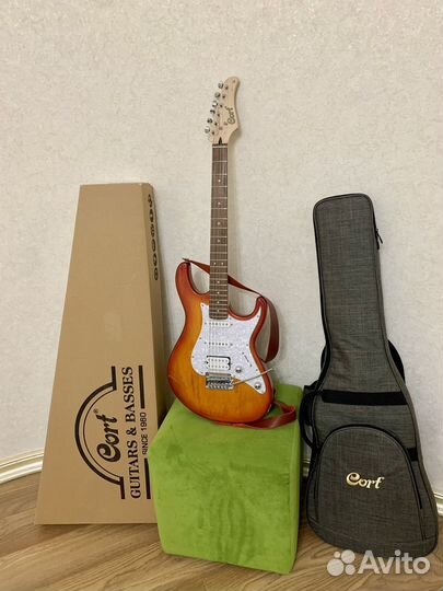 Комплект электрогитара+комбик+аксессуары