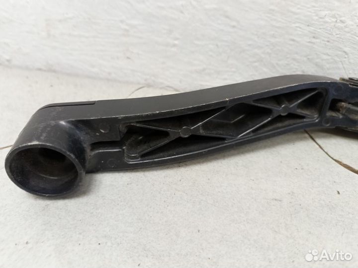 Поводок стеклоочистителя передний