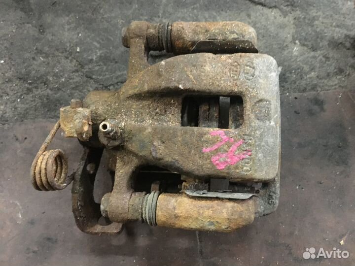 Суппорт тормозной задний левый Kia Rio 3