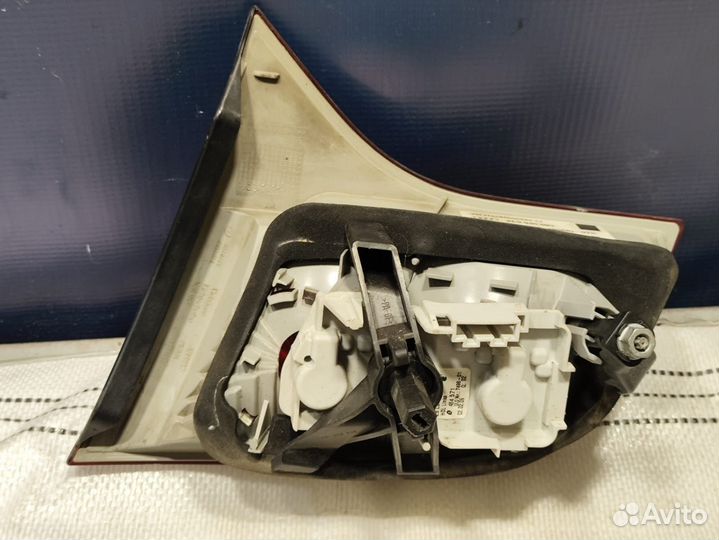 Фонарь в крышку багажника левый Audi A4 B7 2006г