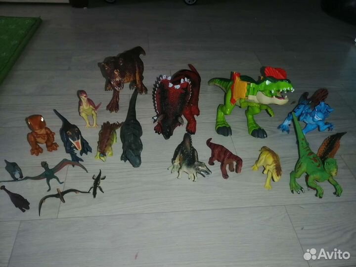 Фигурки динозавров
