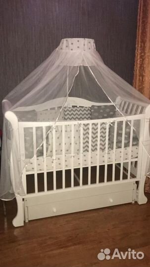 Детская кроватка с универсальным маятником