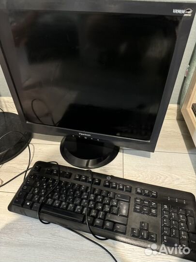 Игровой компьютер с монитором и клавиатурой