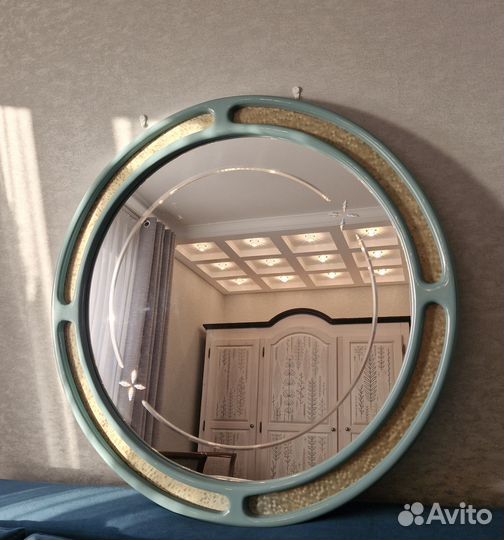 Большое круглое зеркало