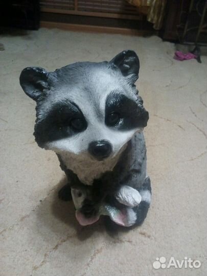 Енот с рыбкой