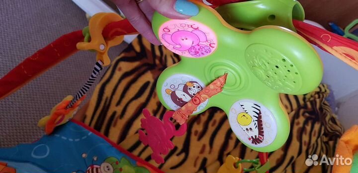 Развивающий коврикTiny love