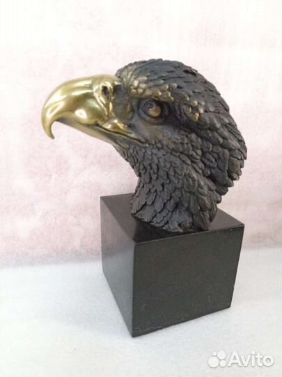 Статуэтка голова сокола. Бронзы литьё