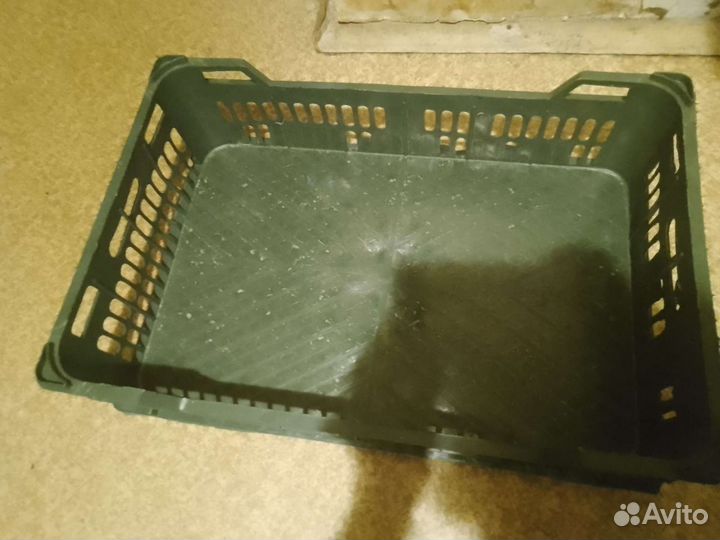 Ящике пластиковый с крышкой без крышки