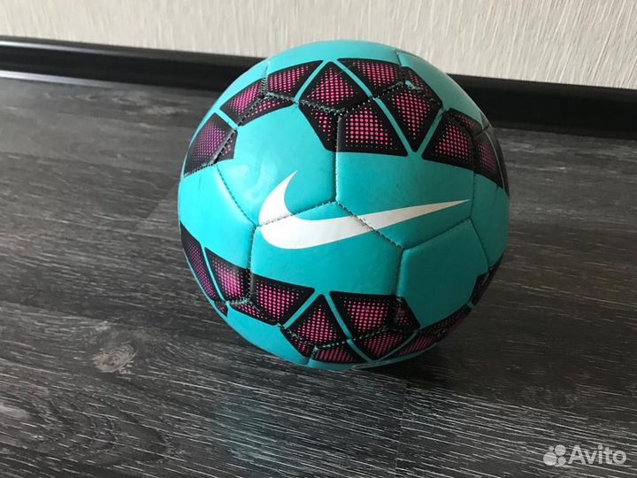 2 футбольных мяча (Nike, Adidas)