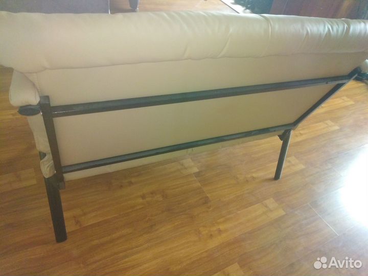 Офисный кожаный диван