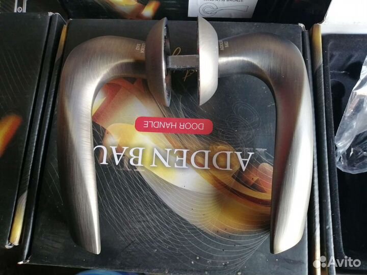 Комплект дверных ручек, петель