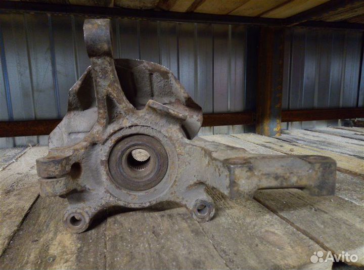 Кулак (цапфа) передний левый Chevrolet Lacetti