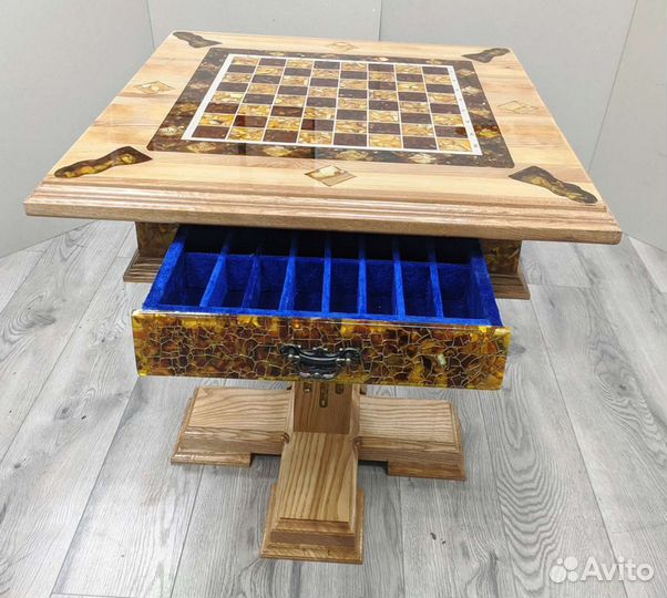 Столик с полем для игры в шахматы и шашки