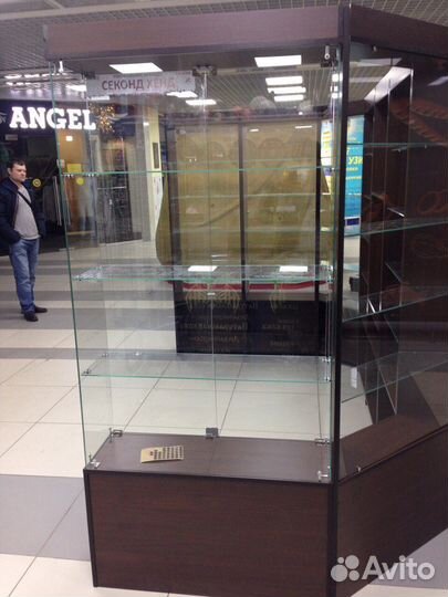 Витрина стеклянная для магазина