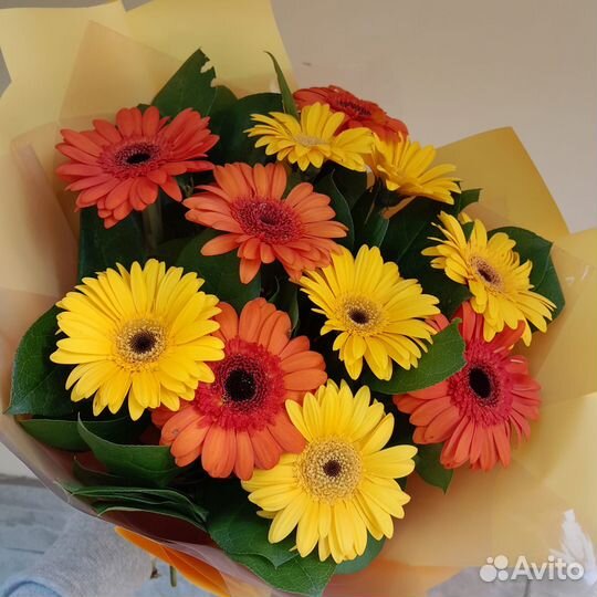 Букет из гербер с зеленью